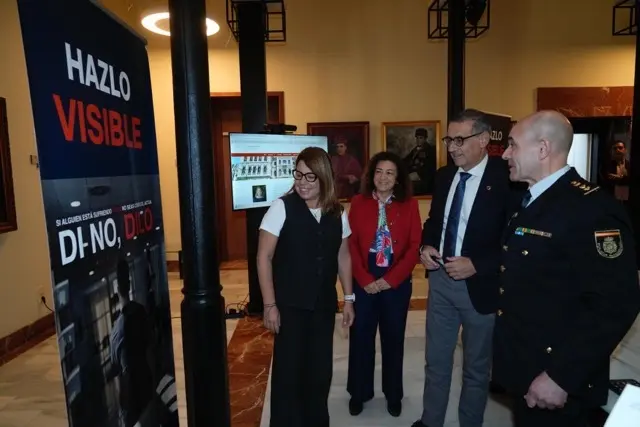 El rector de la UMU, José Luján, frente a uno de los carteles de la campaña