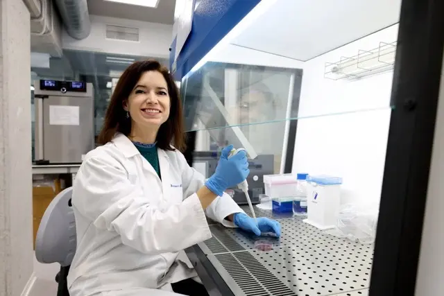 Isabel Martínez Alcalá en el laboratorio de microbiología de UCAM Hitech