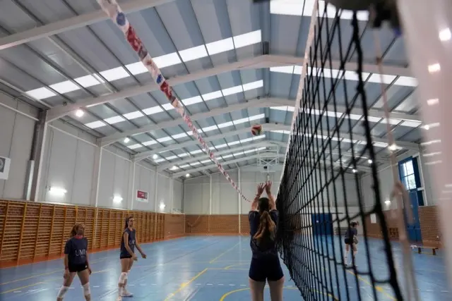 El equipo de voleibol de la UMU entrena con el sistema de doble red2