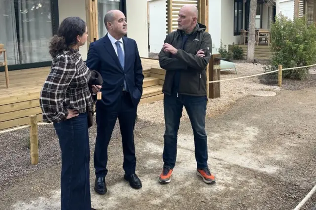 Miguel Martínez, en el centro, en las instalaciones de TAÏGA Costa Cálida