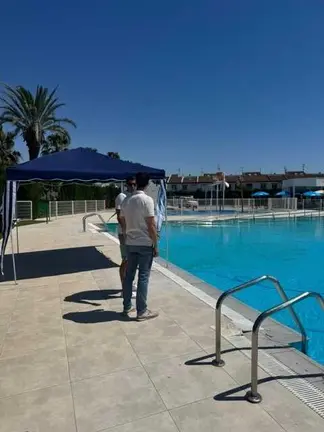 Piscina Ola Azul Los Alcázares en tamaño mediano