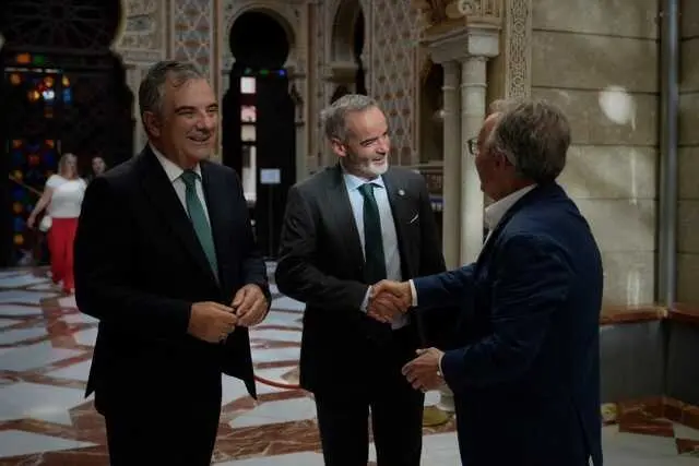 Samuel Baixauli y Juan María Vázquez saludan al presidente del Círculo de Economía