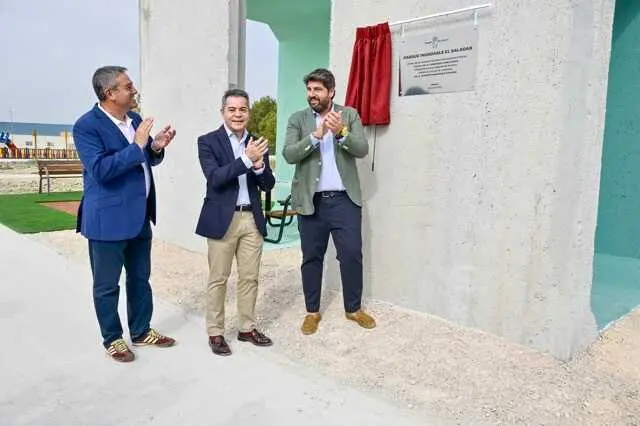 El presidente de la Comunidad, Fernando L&oacute;pez Miras, inaugura el nuevo sistema de drenaje sostenible en el Pol&iacute;gono Industrial &lsquo;El Saladar I&rsquo;.