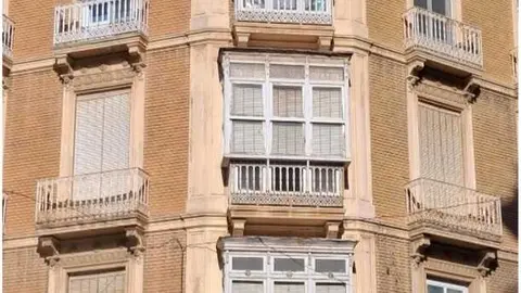 Edificio Esquina Calle Santa Florentina Puerta de Murcia, los miradores hacen chafl&aacute;n, y se aprecia perfectamente la disminuci&oacute;n de la anchura y tama&ntilde;o de los mismos.
