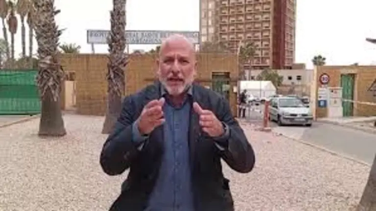 Gonzalo López Pretel en la puerta del CETI