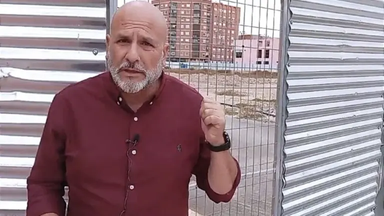 El portavoz de VOX Cartagena, Gonzalo López Pretel, en el solar del antiguo Cuartel de la Guardia Civil