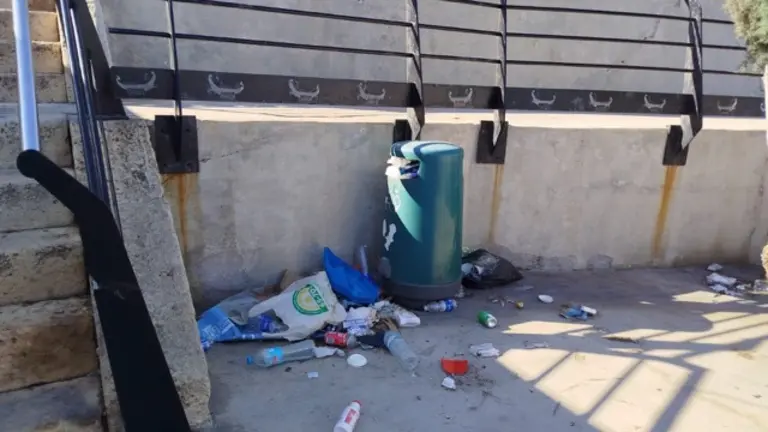 Foto Suciedad y ratas en Faro de la Curra
