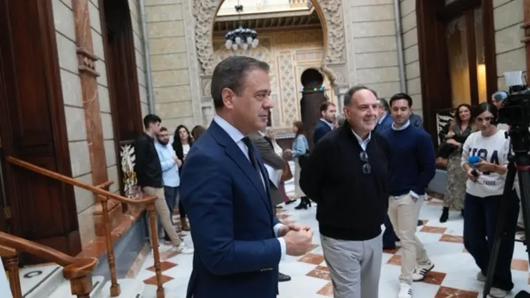 El consejero de Presidencia, Marcos Ortuño, junto al director de la Cátedra, Ismael Crespo, antes del inicio de la presentación del estudio,