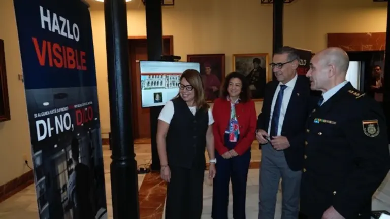 El rector de la UMU, José Luján, frente a uno de los carteles de la campaña