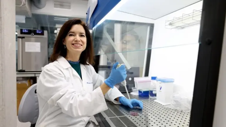 Isabel Martínez Alcalá en el laboratorio de microbiología de UCAM Hitech