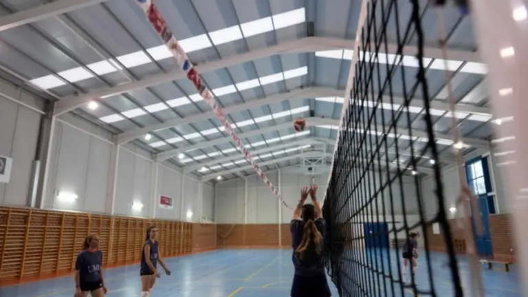 El equipo de voleibol de la UMU entrena con el sistema de doble red2