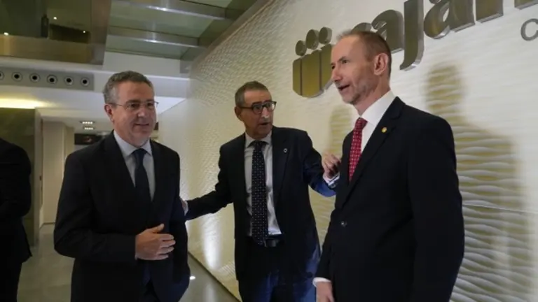 Los rectores de la UMU y la UPCT junto a El  presidente de Cajamar, Eduardo Baamonde