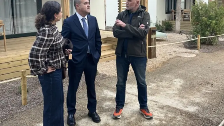 Miguel Martínez, en el centro, en las instalaciones de TAÏGA Costa Cálida