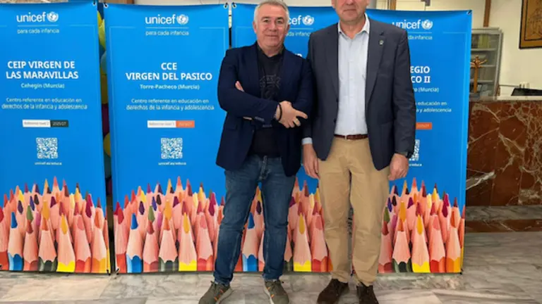 El SG de FSIE ( dca)  con el Dtr del CE Virgen de Pasico I y II reconocido por UNICEF
