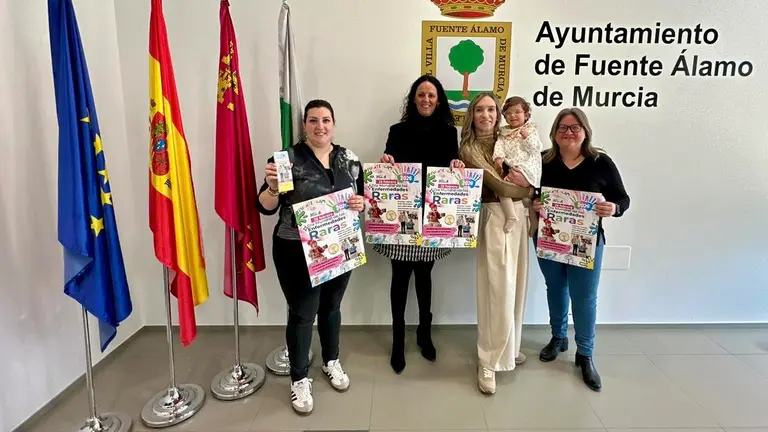 Presentación de la campaña solidaria con la alcaldesa Juana María Martínez, la edil, María de los Ángeles Nortes, Helia y su madre, y representación de la Asoc. de Comerciantes de Fuente Álamo