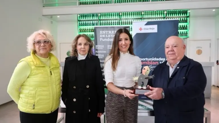 Equipo Cruz Roja entrega reconocomiento a la Fundación Estrella de Levante