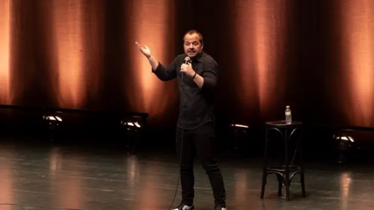 19 ANGEL MARTÍN PRESENTA &lsquo;PUNTO PARA LOS LOCOS&rsquo;