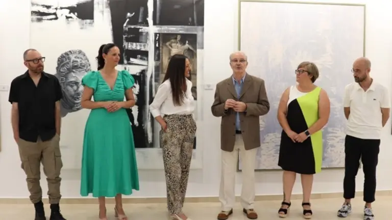 Autoridades municipales y regionales, director del concurso y artistas premiados en una pasada edición