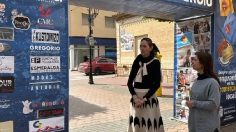 La concejal y la técnico de comercio supervisan el montaje