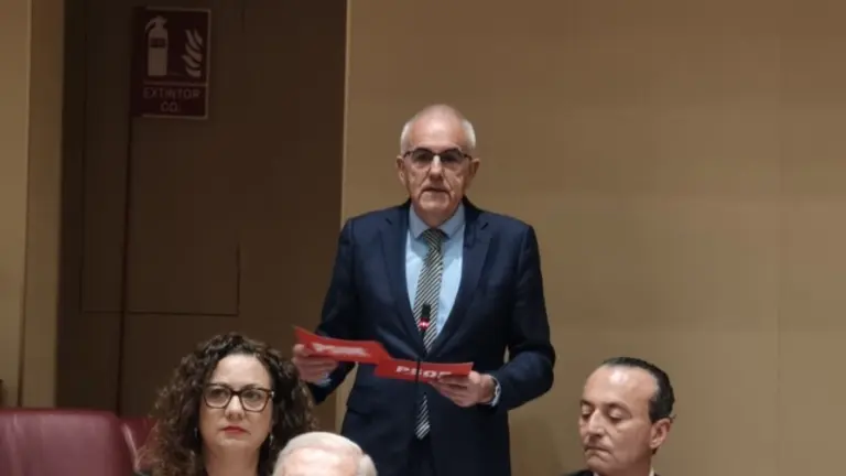 Alfonso Martínez en tamaño mediano