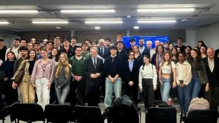 Asistentes a la conferencia de Cristóbal Colón de Carbajal