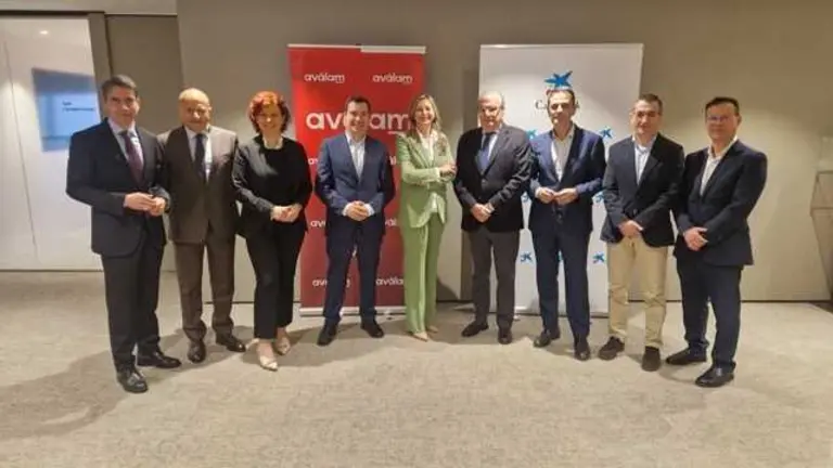 FOTO DE FAMILIA FIRMA DEL CONVENIO CAIXABANK Y AVÁLAM