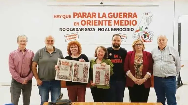 Foto RdP Hoy. Parar la guerra. Representantes de UGT, USO, PSOE y Recortes