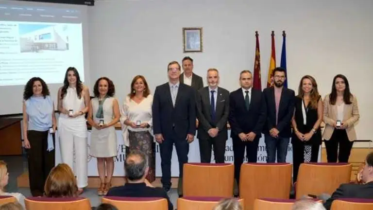 El nuevo equipo decanal posa junto al rector