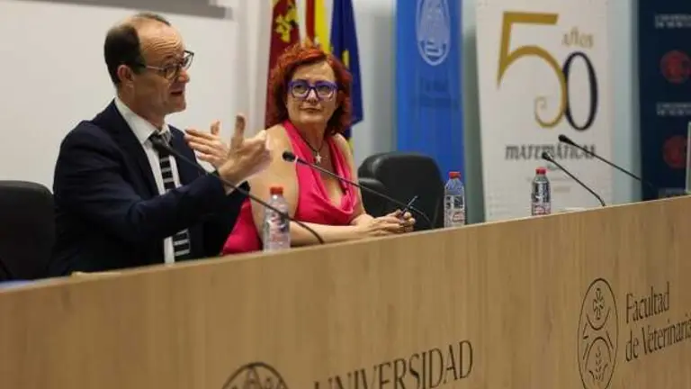 El decano, Francisco Esquembre, junto a Clara Grima