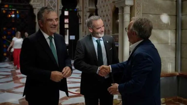 Samuel Baixauli y Juan María Vázquez saludan al presidente del Círculo de Economía