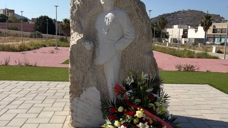 Corona de flores colocada hoy en el monumento al cabo Amate