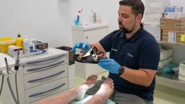 Aitor Pérez en el Servicio Podológico Universitario de la UCAM