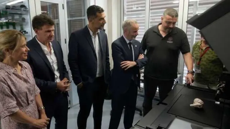 El rector atiende a la explicación del funcionamiento de la nueva adquisición del ACTI en tamaño mediano