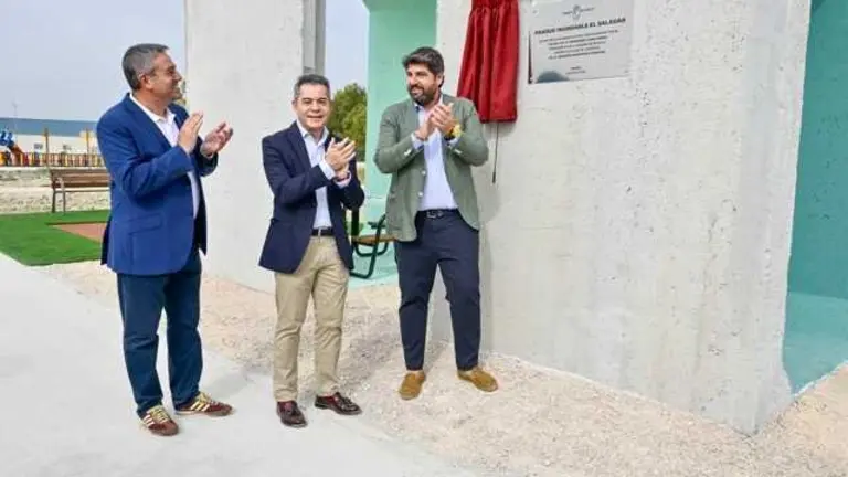 El presidente de la Comunidad, Fernando L&oacute;pez Miras, inaugura el nuevo sistema de drenaje sostenible en el Pol&iacute;gono Industrial &lsquo;El Saladar I&rsquo;.