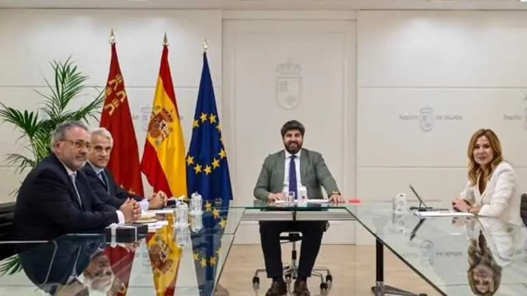 El jefe del Ejecutivo auton&oacute;mico, Fernando L&oacute;pez Miras, se re&uacute;ne con el presidente de Telef&oacute;nica Espa&ntilde;a, Borja Ochoa