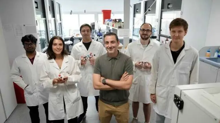 Flabio Juliá junto a su equipo de investigador