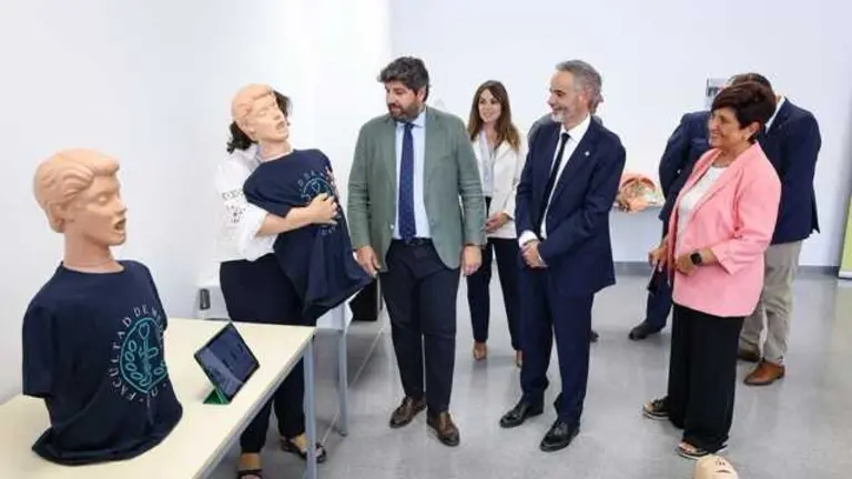 El rector, la decana de Medicina y el presidente observan cómo se realiza una maniobra para prevenir el ahogamiento a un maniquí
