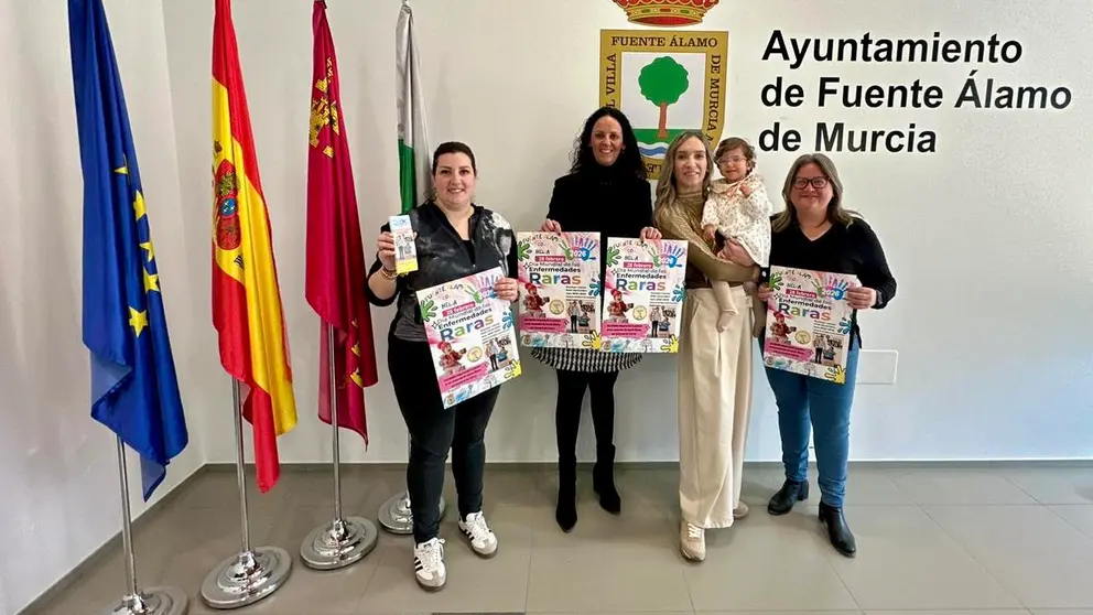 Presentación de la campaña solidaria con la alcaldesa Juana María Martínez, la edil, María de los Ángeles Nortes, Helia y su madre, y representación de la Asoc. de Comerciantes de Fuente Álamo