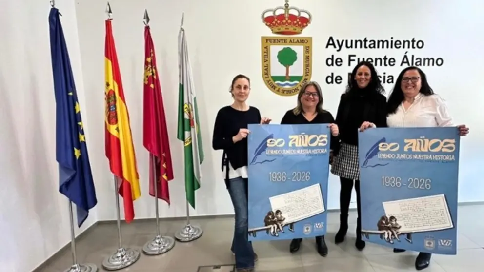 La alcaldesa Juana María Martínez y la edil de Cultura, María de los Ángeles Nortes, presentan la programación junto al equipo de la biblioteca.