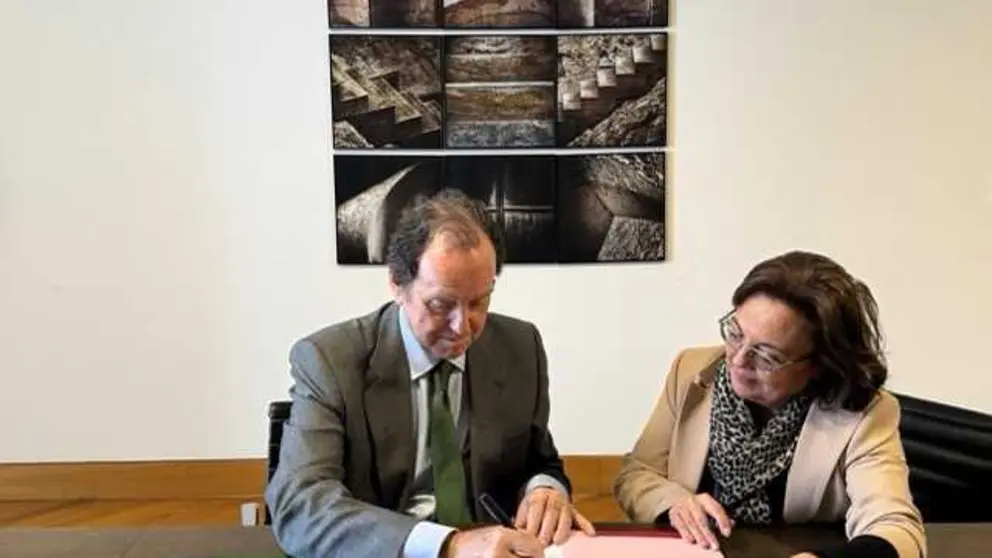 Jaime Alfonsín y Elena Ruiz durante la firma del convenio