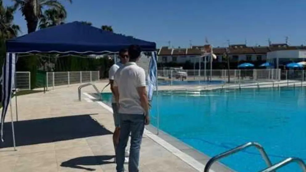 Piscina Ola Azul Los Alcázares en tamaño mediano