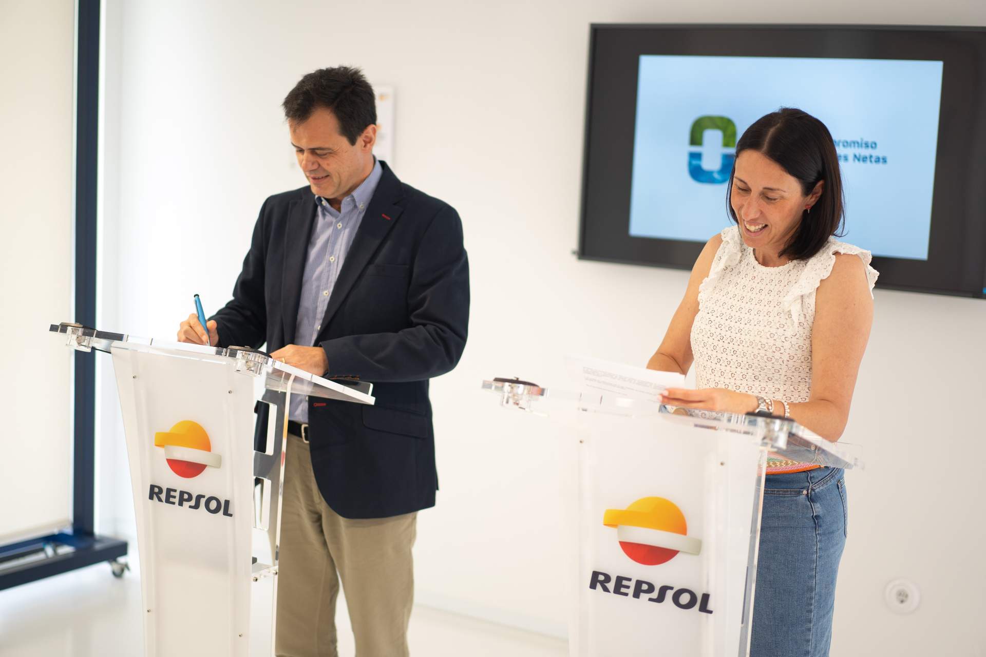 Firma acuerdo Repsol-Ambulancia del Deseo