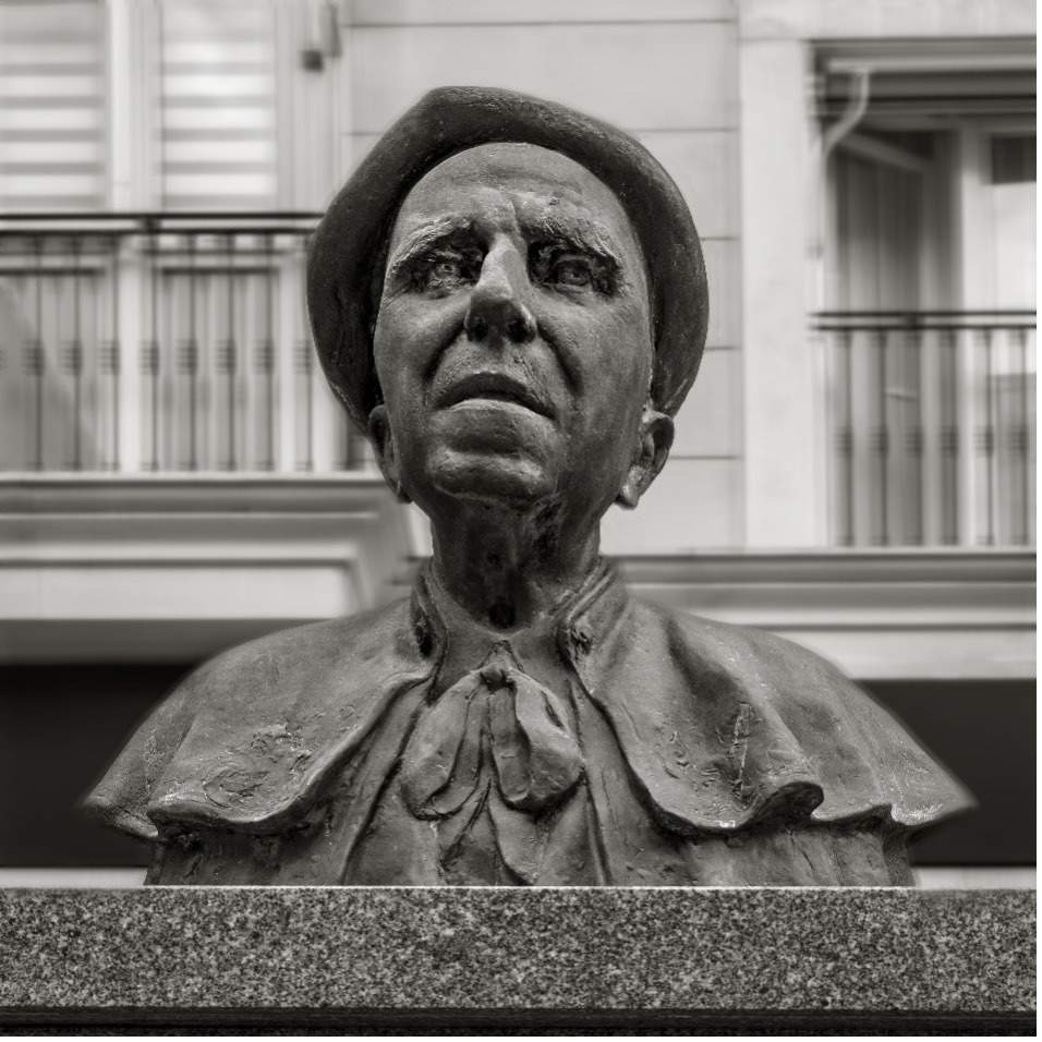 Monumento al pintor Vicente Ros, obra del escultor Francisco Toledo