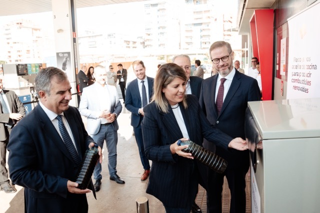 Repsol inicia la recogida de aceite de cocina usado en las estaciones de servicio de la Región de Murcia en tamaño mediano
