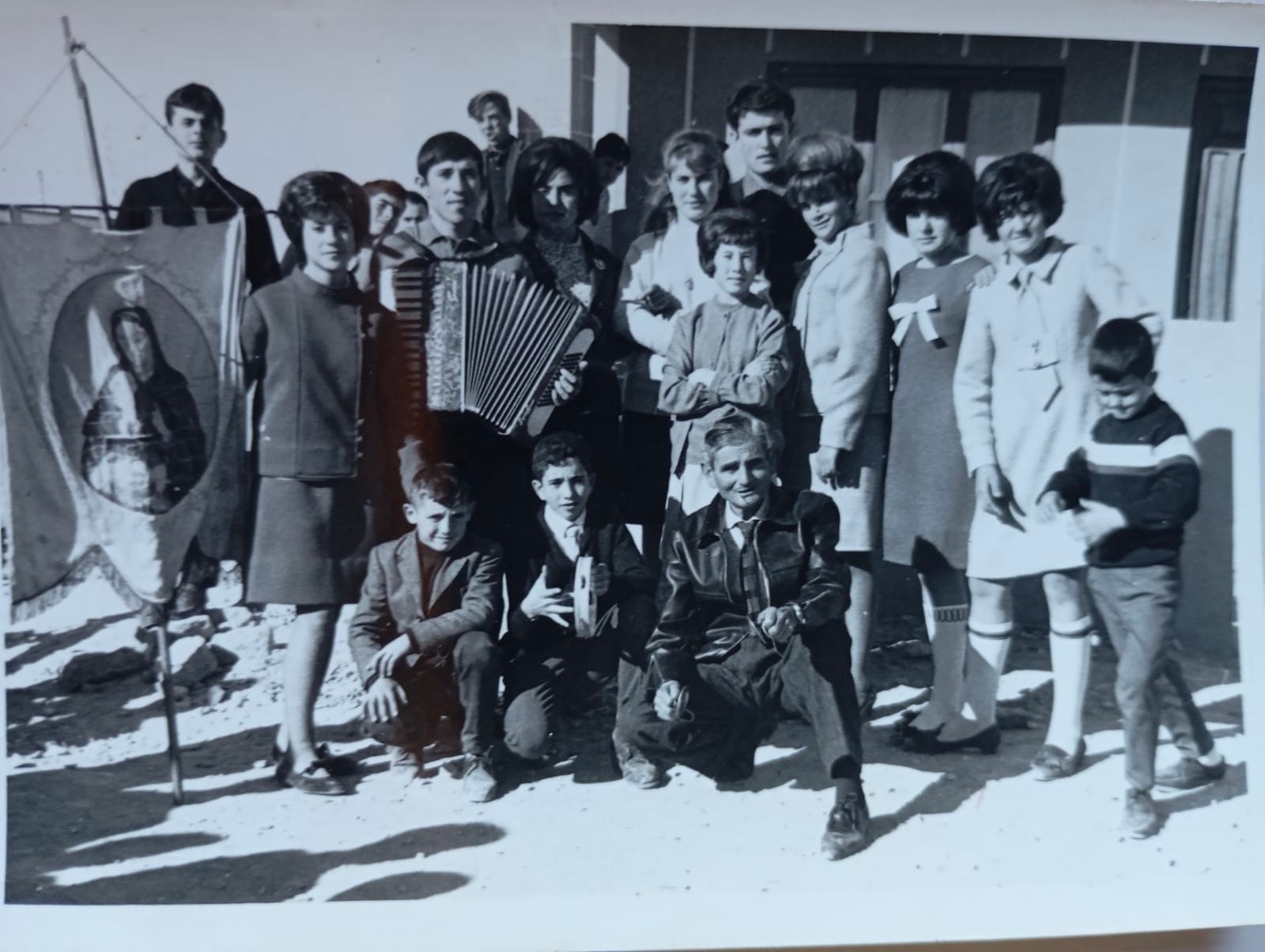 Con el estandarte de Santa Ana