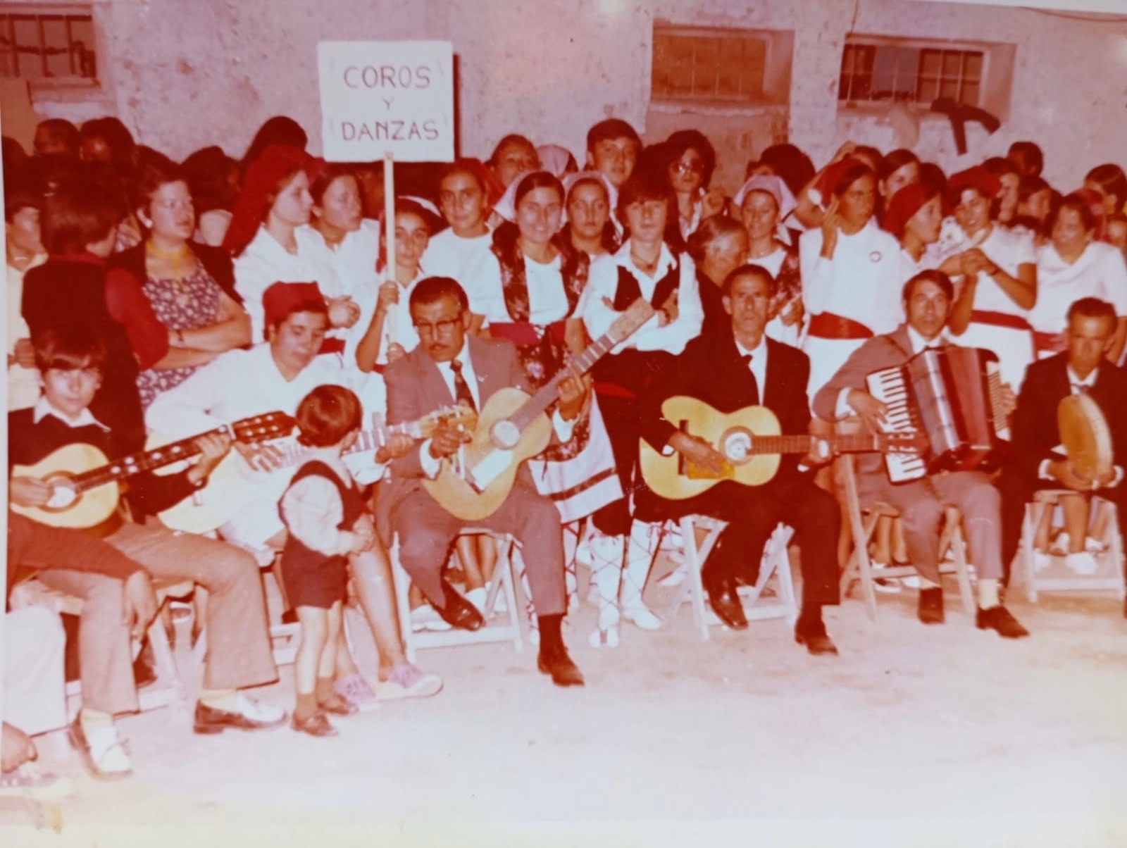 Actuación del efímero grupo de Coros y Danzas de Santa. Año 1977