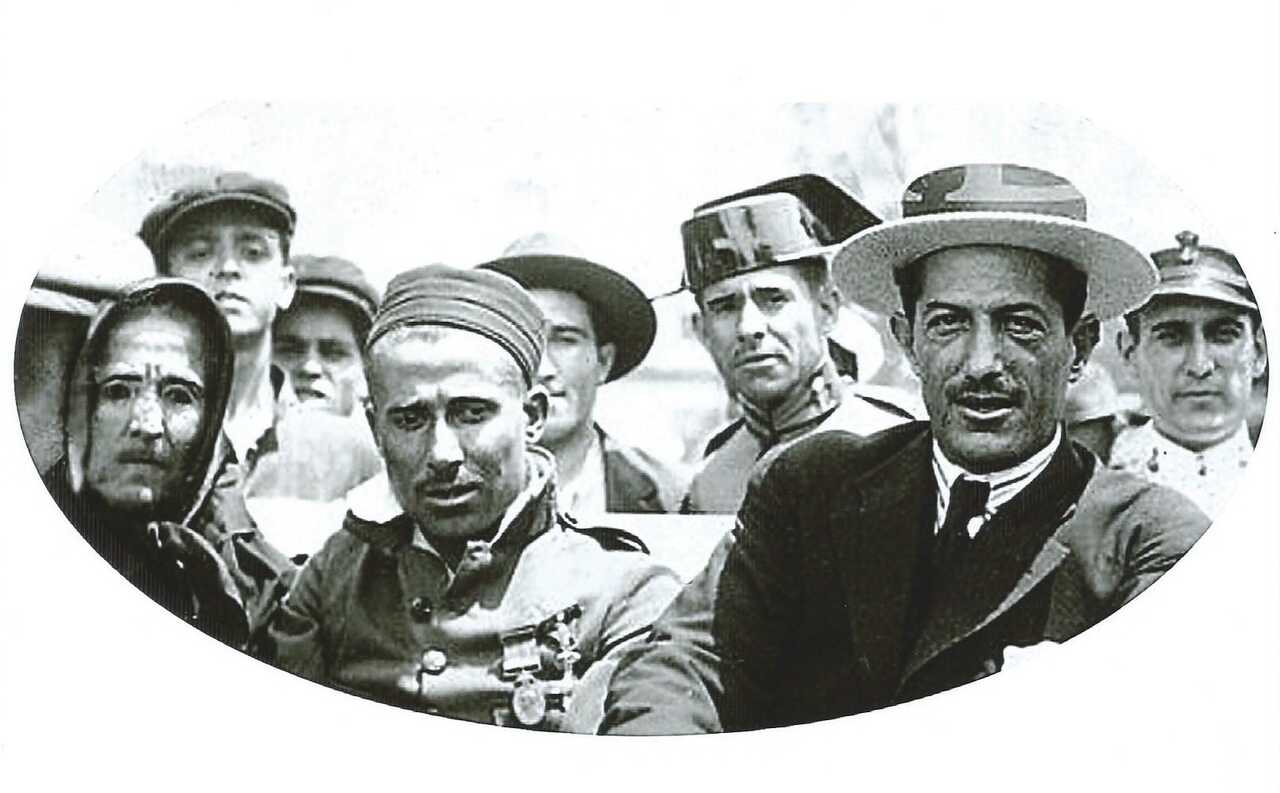 El cabo Amate junto a su madre y el alcalde Alfonso Torres