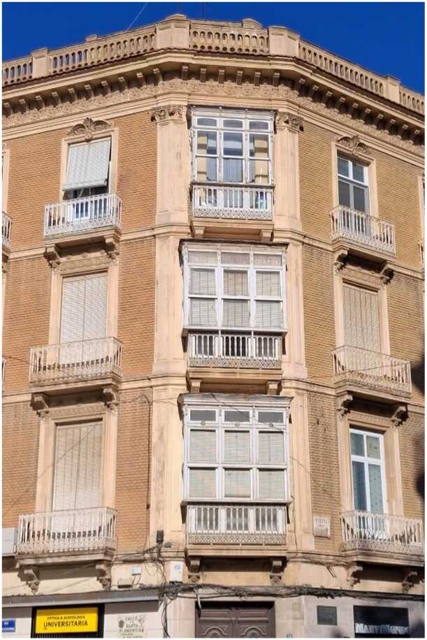 Edificio Esquina Calle Santa Florentina Puerta de Murcia, los miradores hacen chaflán, y se aprecia perfectamente la disminución de la anchura y tamaño de los mismos.
