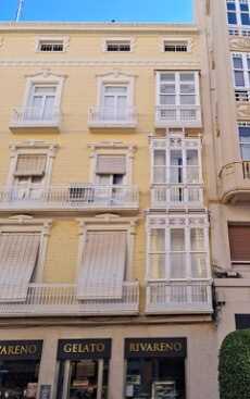 Puerta de Murcia, se puede apreciar la jerarquía en los miradores, incluso cambia el techado, el del tercer piso es más sencillo, liso sin adornos. En los Balco- nes cambia la ornamentación superior, siendo las ba- randas del 1º y 2º piso corridas.