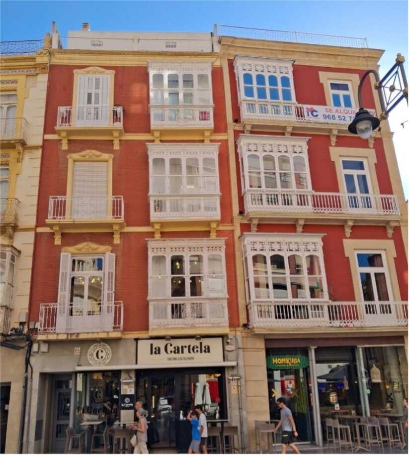 Plaza de San Sebastián, disminución anchura miradores am- bas fachadas. Curioso el edificio de la derecha tiene las baran- das corridas en los tres pisos, cubriendo mirador y balcón.